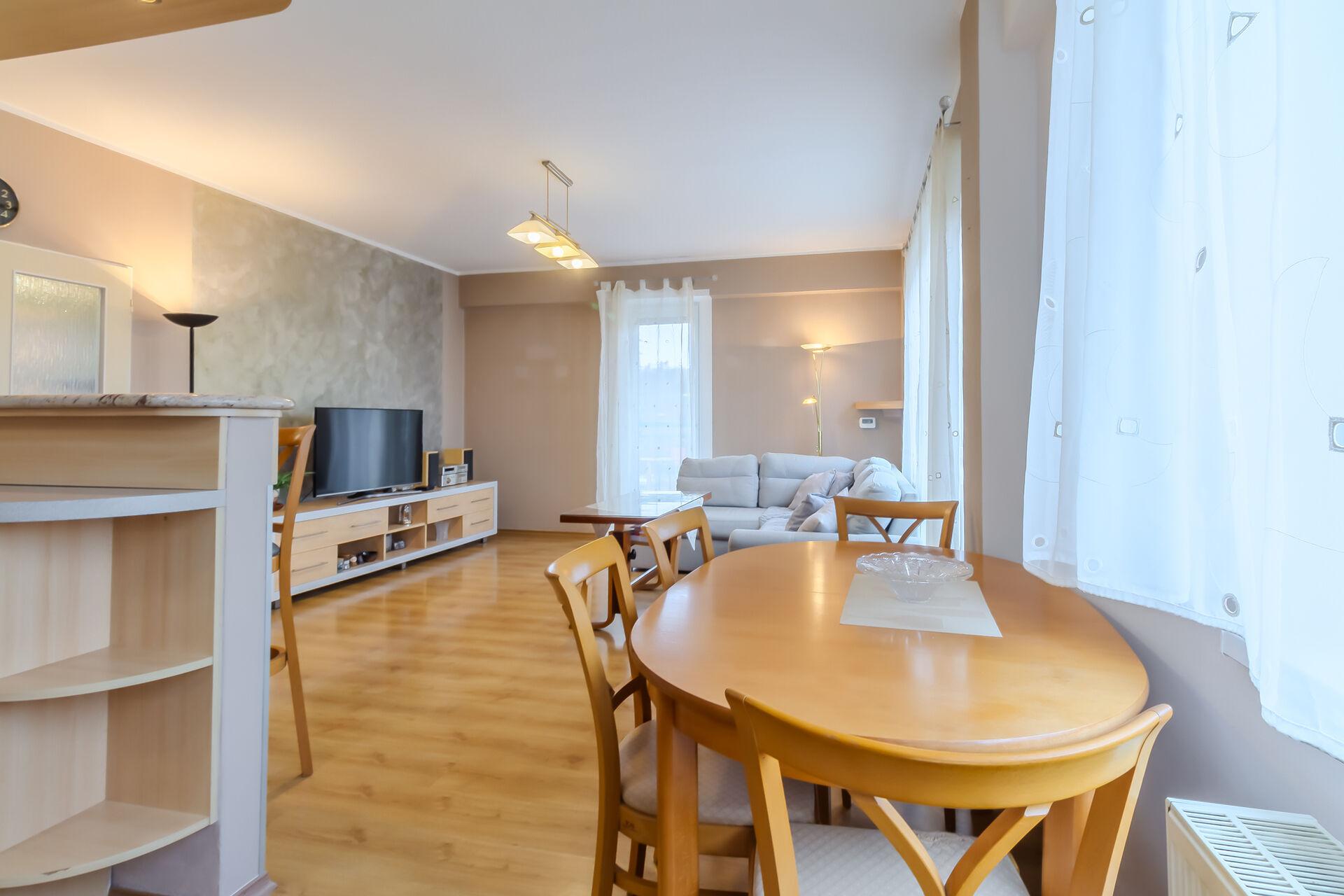 Prostorný byt 4+1 / 97 m² • 2× slunný balkon • parkování před domem • Kladno – Ostrovec