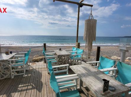 V okolí je mnoho restaurací, barů, procházek podél moře a koupání v příjemně teplém moři.