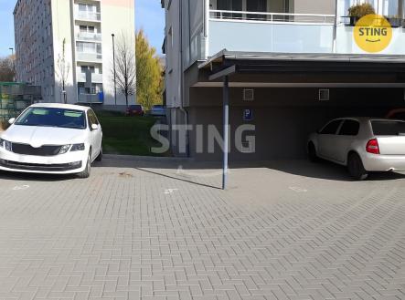 Parkoviště_u_moderních_bytových_domů (1).jpg | Prodej - malý objekt/garáž