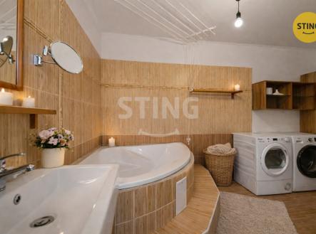 Hlavní byt - Koupelna v přízemí | Prodej - dům/vila, 156 m²