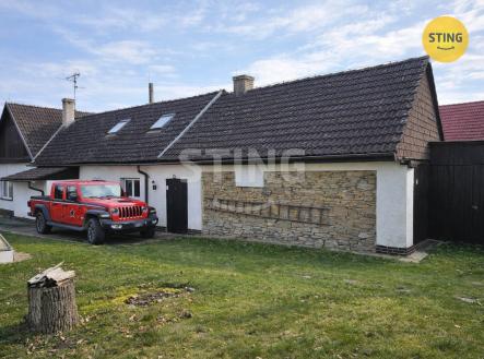 Venkovský dům s červeným vozem.jpg | Prodej - dům/vila, 210 m²