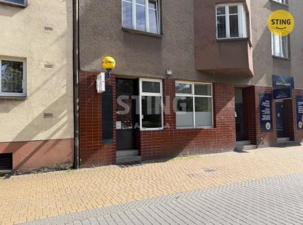 Pohled z ulice.jpeg | Pronájem - obchodní prostor, 39 m²