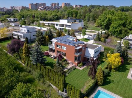1. Titulní fotografie: dům, zahrada, soukromí a kontext lokality. | Prodej - dům/vila, 479 m²