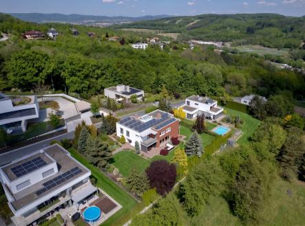3. Dům v zeleni a vztah k okolní rezidenční zástavbě. | Prodej - dům/vila, 479 m²