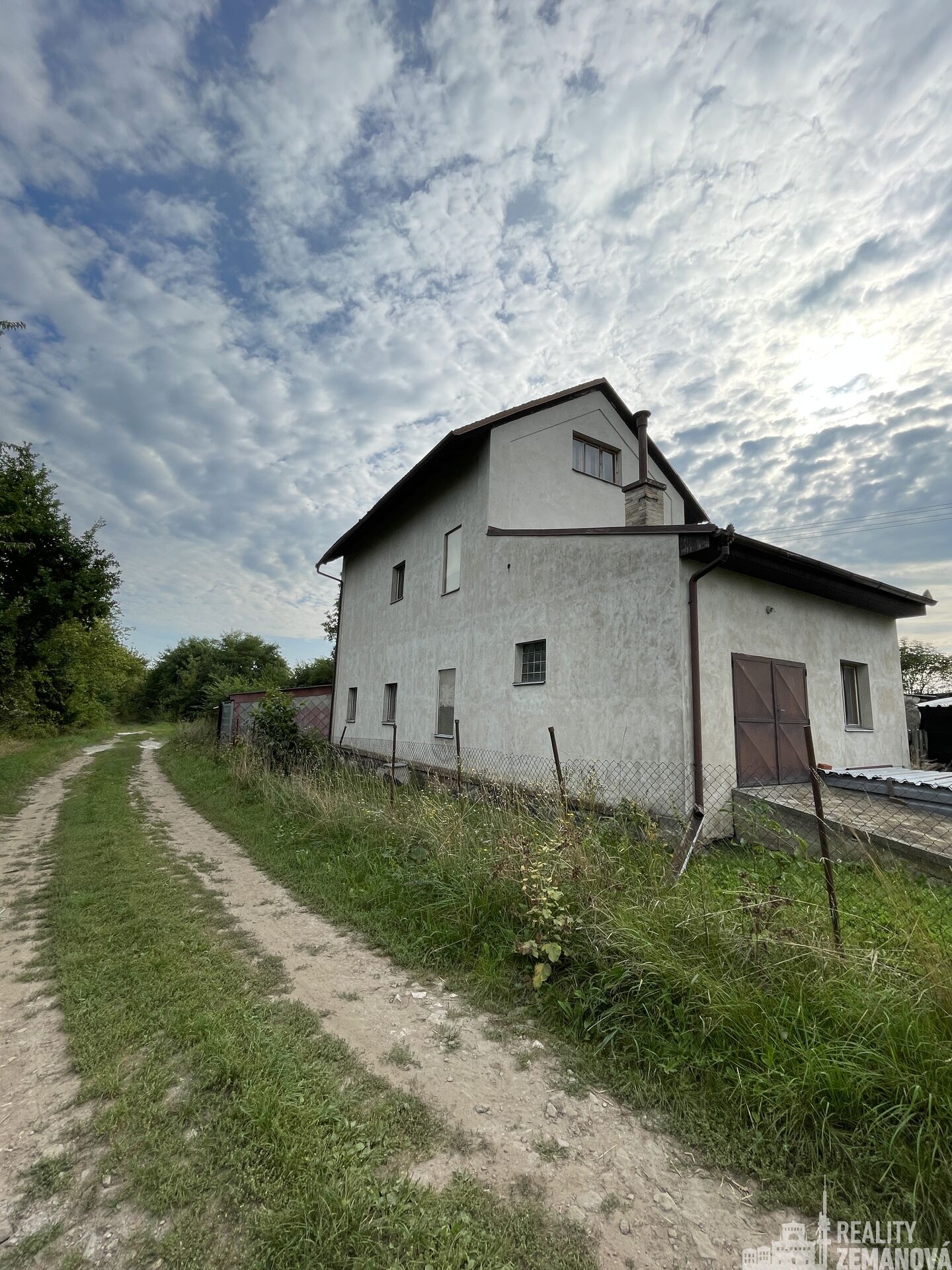 Prodej patrového domu se sklepením (bývalá nádražní budova), zahradou a dílnou, Močovice u Čáslavi.