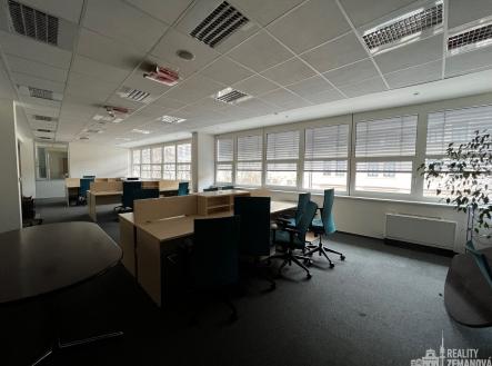 Pronájem - kanceláře, 300 m²
