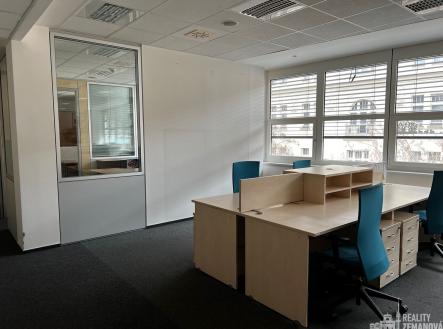 Pronájem - kanceláře, 300 m²