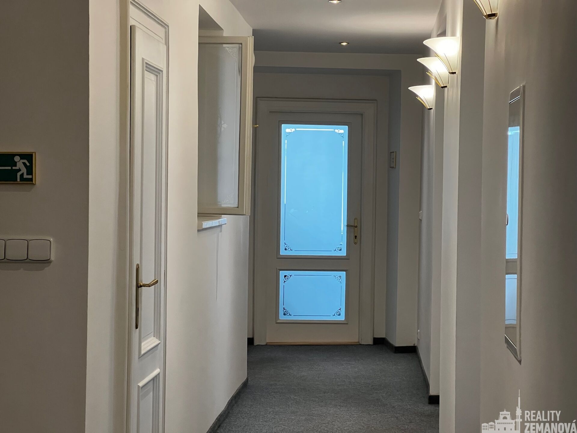 Kvalitní kancelář 29,2 m2, v admin. objektu s nepřetržitou recepcí, u metra, Rumunská ul., Praha 2