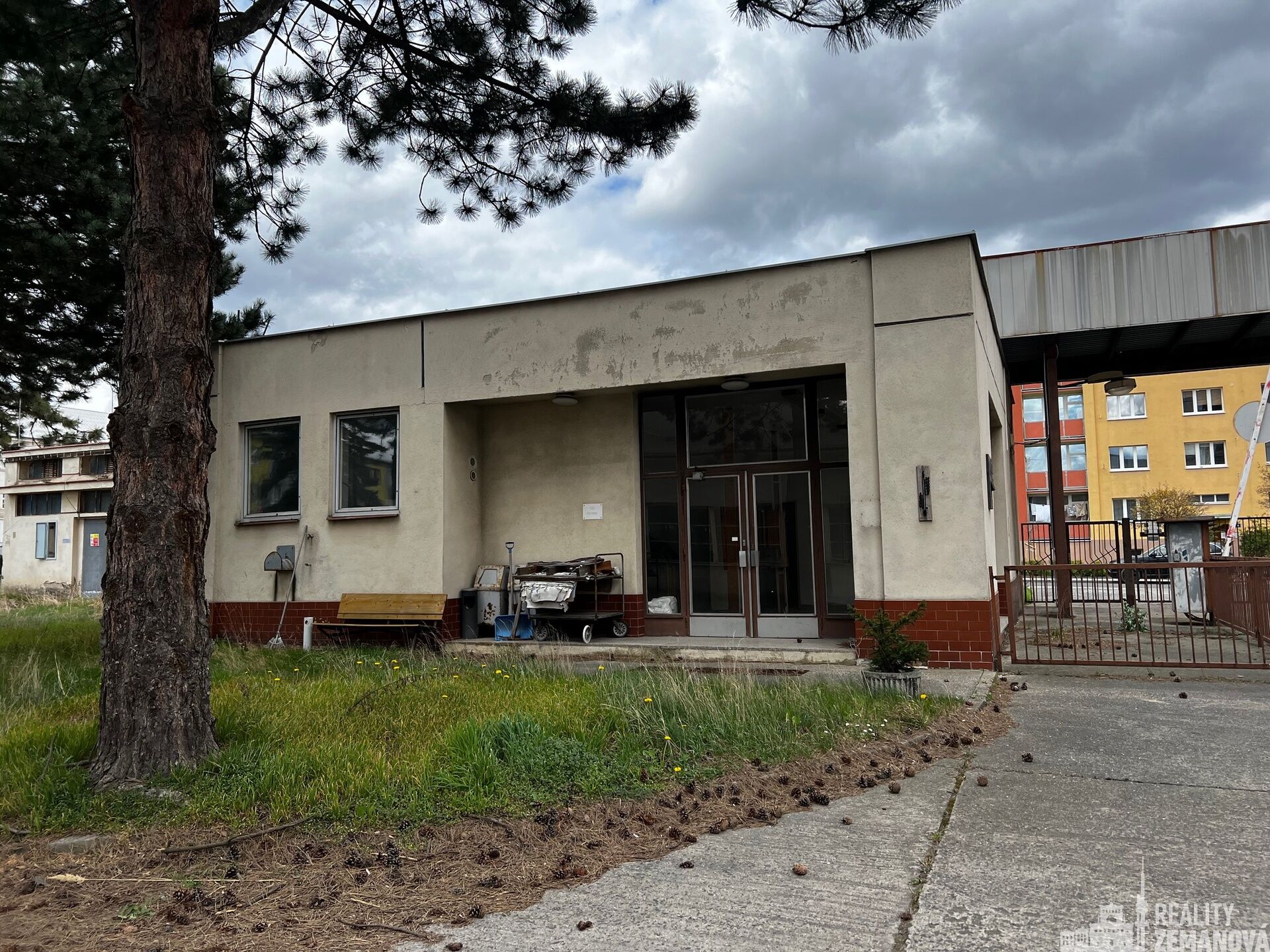 Lze prodat po částech. Prodej pozemků (11.341 m2) a staveb v areálu v centru Duchcova