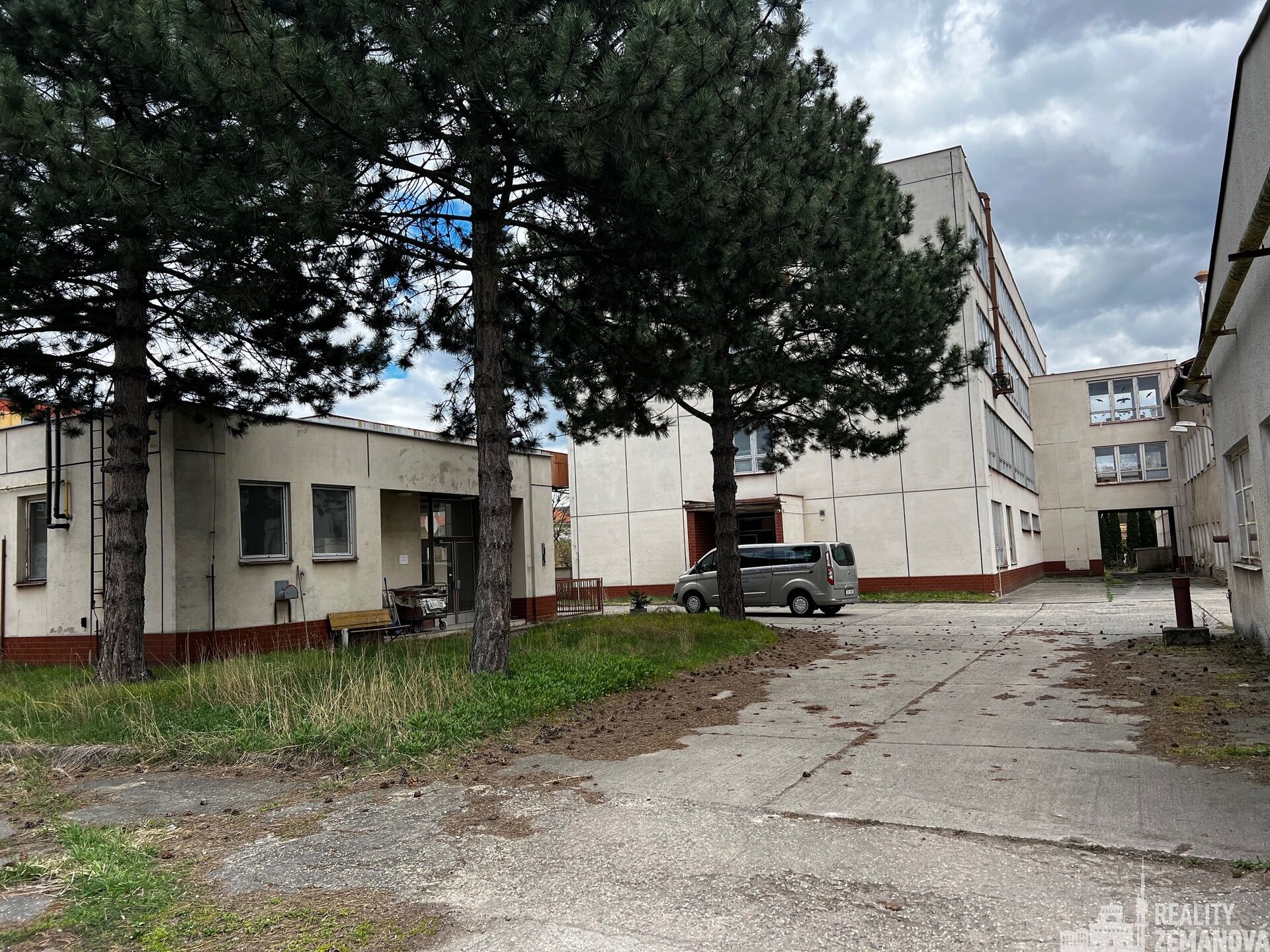 Lze prodat po částech. Prodej pozemků (11.341 m2) a staveb v areálu v centru Duchcova
