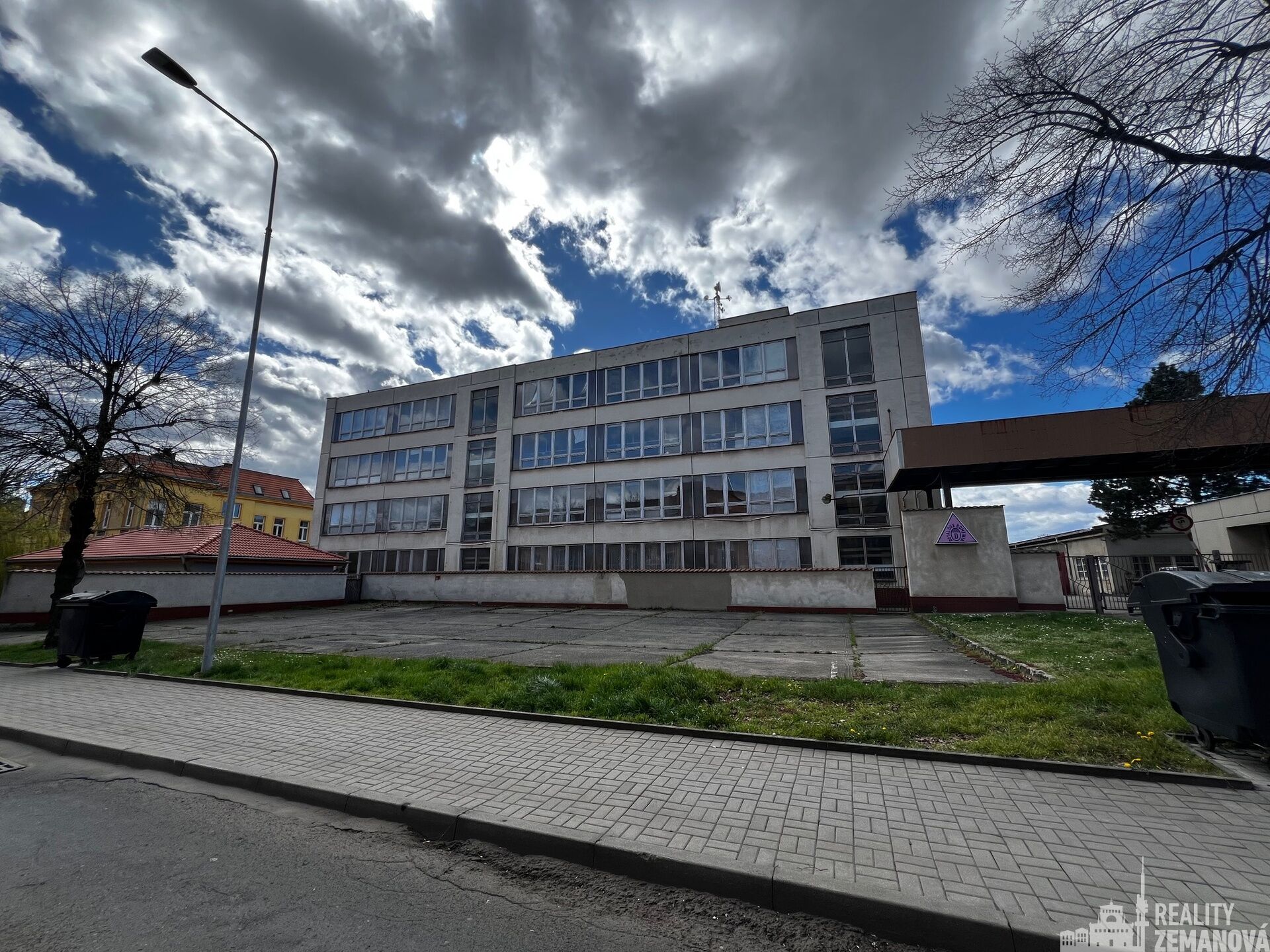 Lze prodat po částech. Prodej pozemků (11.341 m2) a staveb v areálu v centru Duchcova