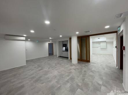 vstupní prostor s kuchyňkou | Pronájem - kanceláře, 237 m²