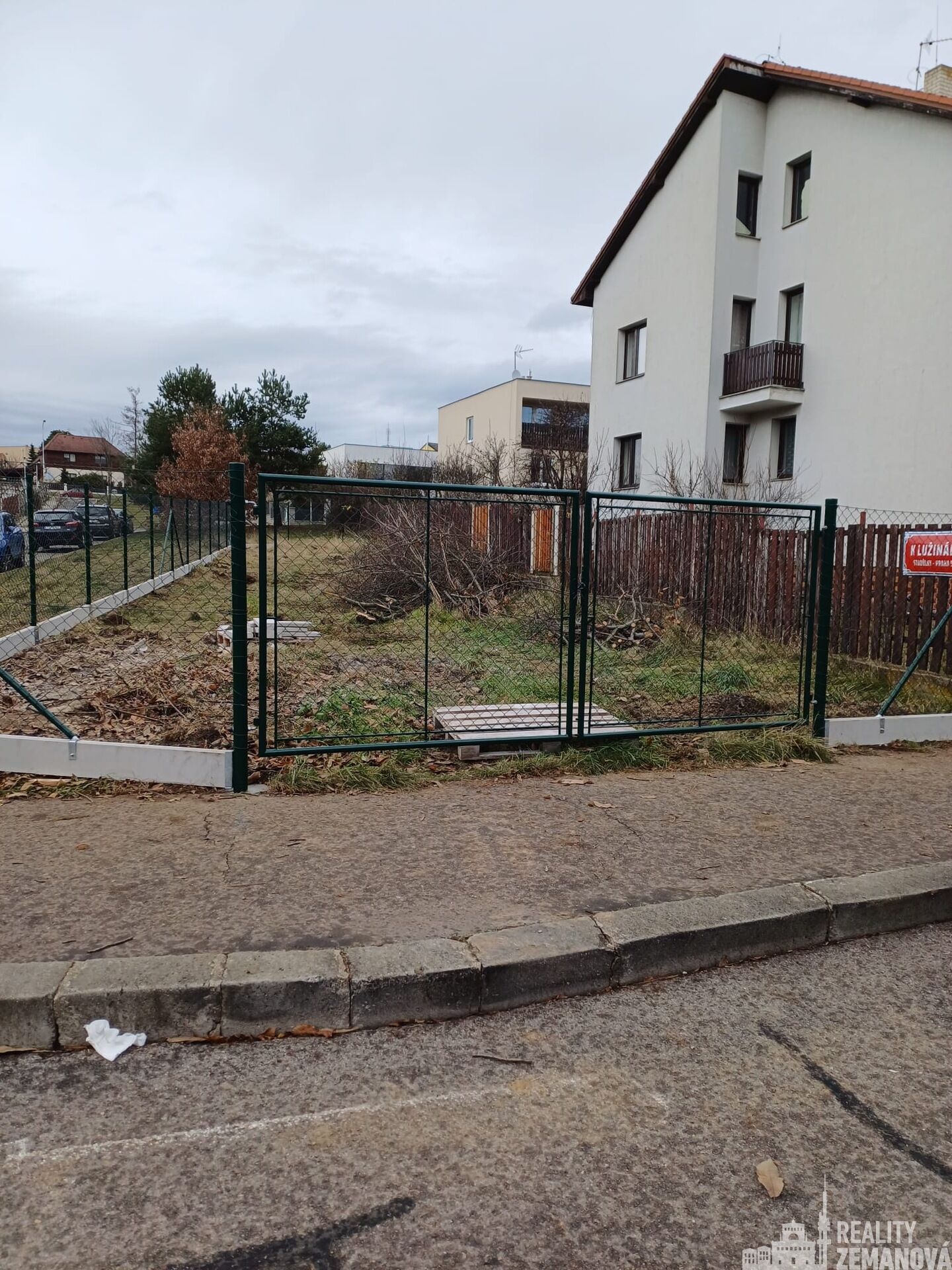 Pronájem oploceného pozemku s vjezdovými vraty v k.ú. Stodůlky, 221 m2, Praha 5