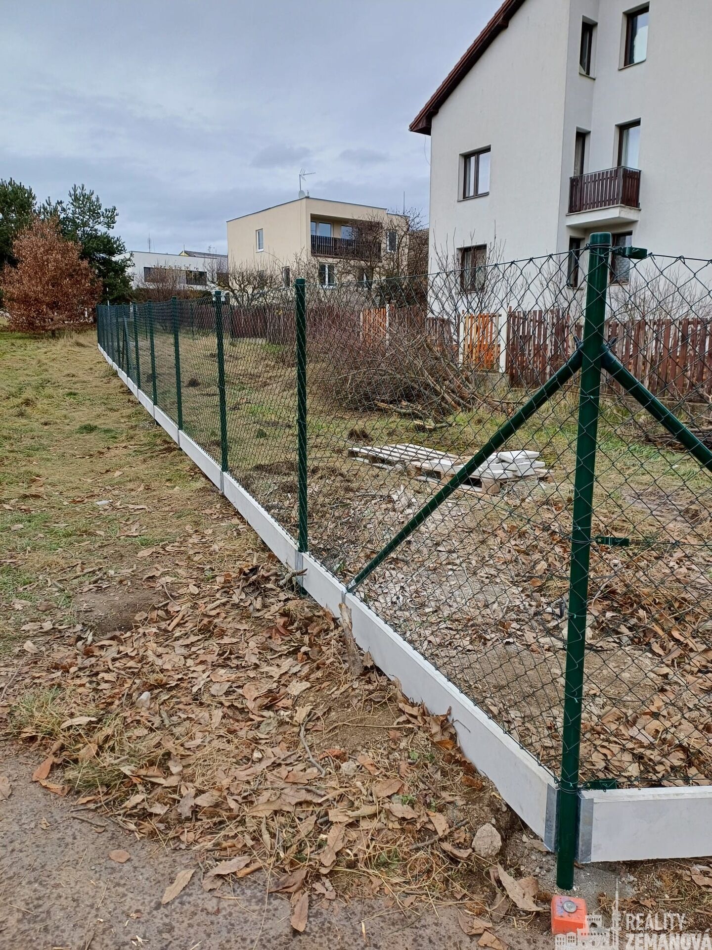 Pronájem oploceného pozemku s vjezdovými vraty v k.ú. Stodůlky, 221 m2, Praha 5