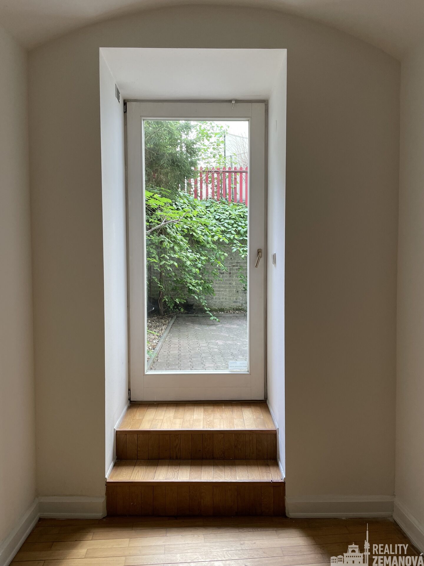 Kanceláře 72m2 + 42 m2 dvorek u M Jiřího z Poděbrad.
