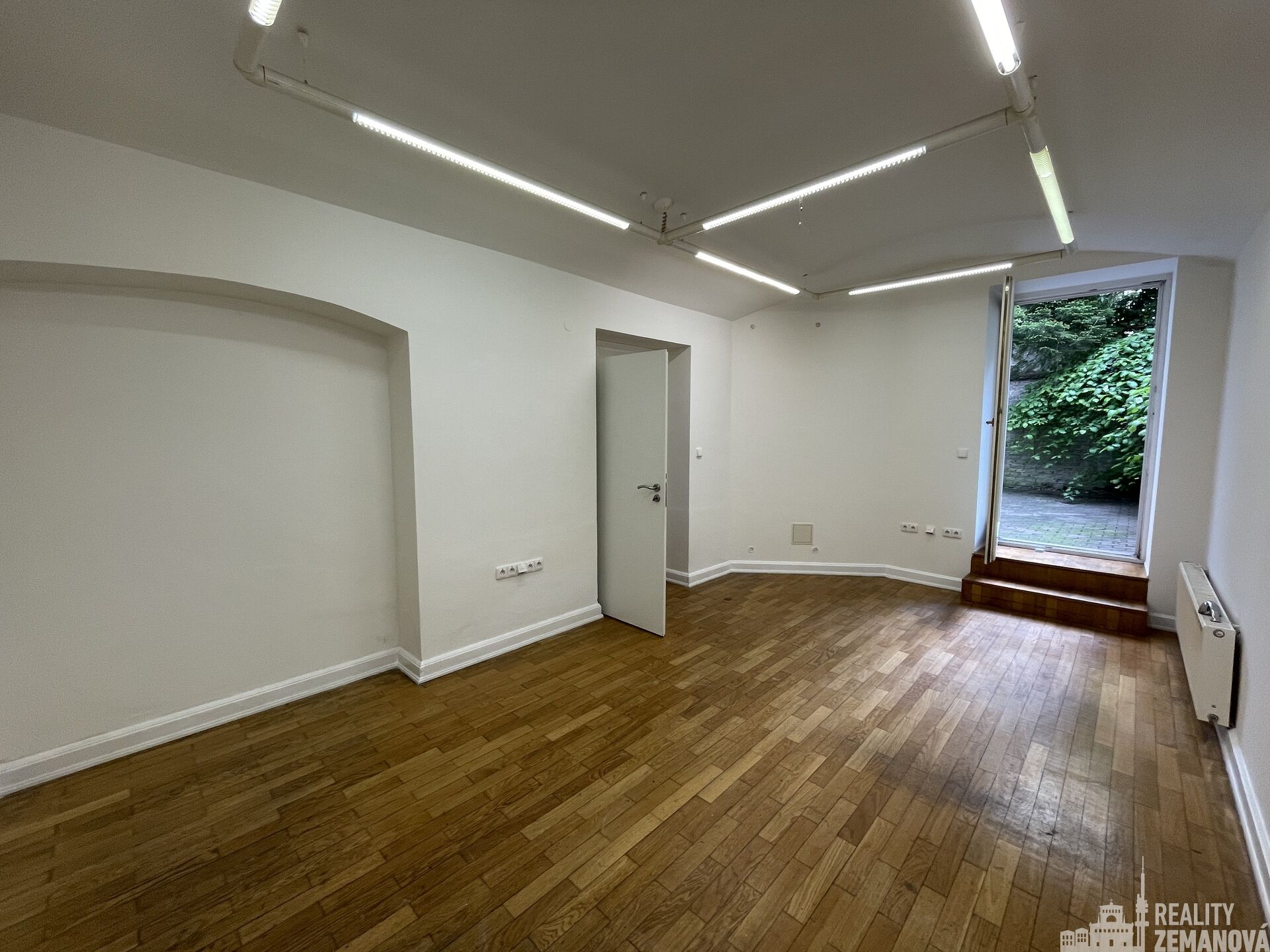 Kanceláře 72m2 + 42 m2 dvorek u M Jiřího z Poděbrad.
