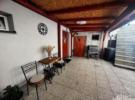 spodní terasa | Prodej - dům/vila, 125 m²