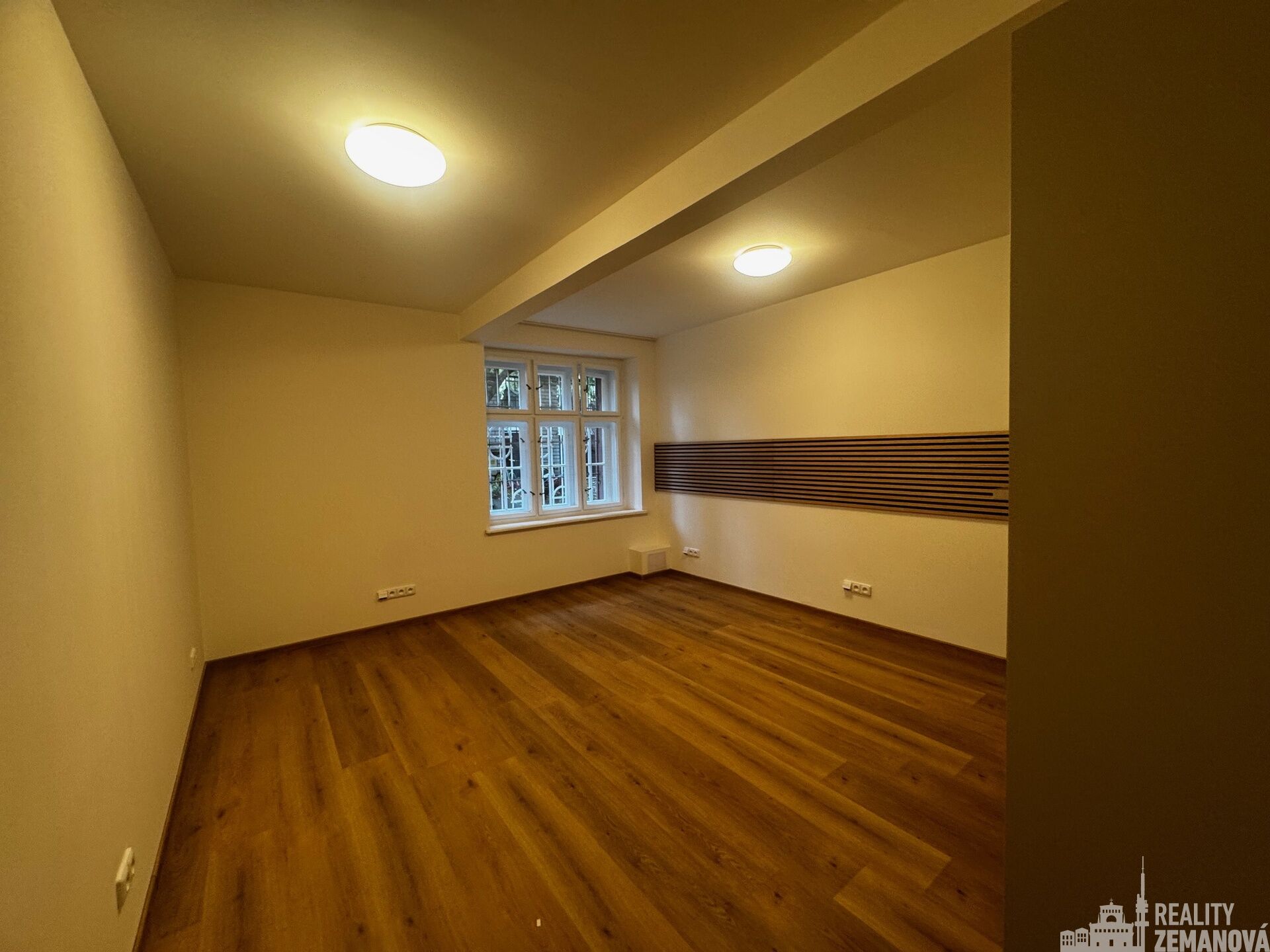 Nově zrekonstruované 2+kk vhodný ke klidnému bydlení (1–2 osoby), ve vile, Vinohrady, P-10