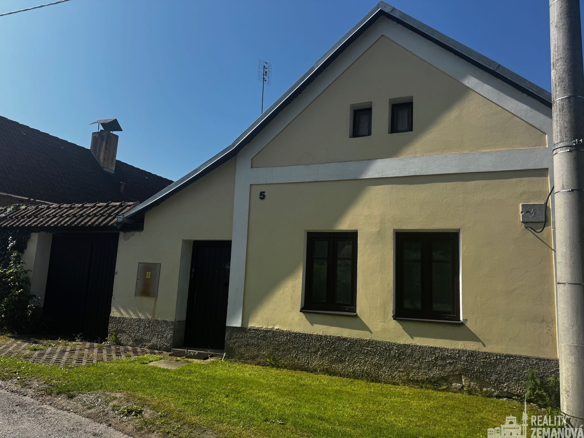 Prodej rodinného domu/chalupy na malebné návsi, Zádolí u Neveklova