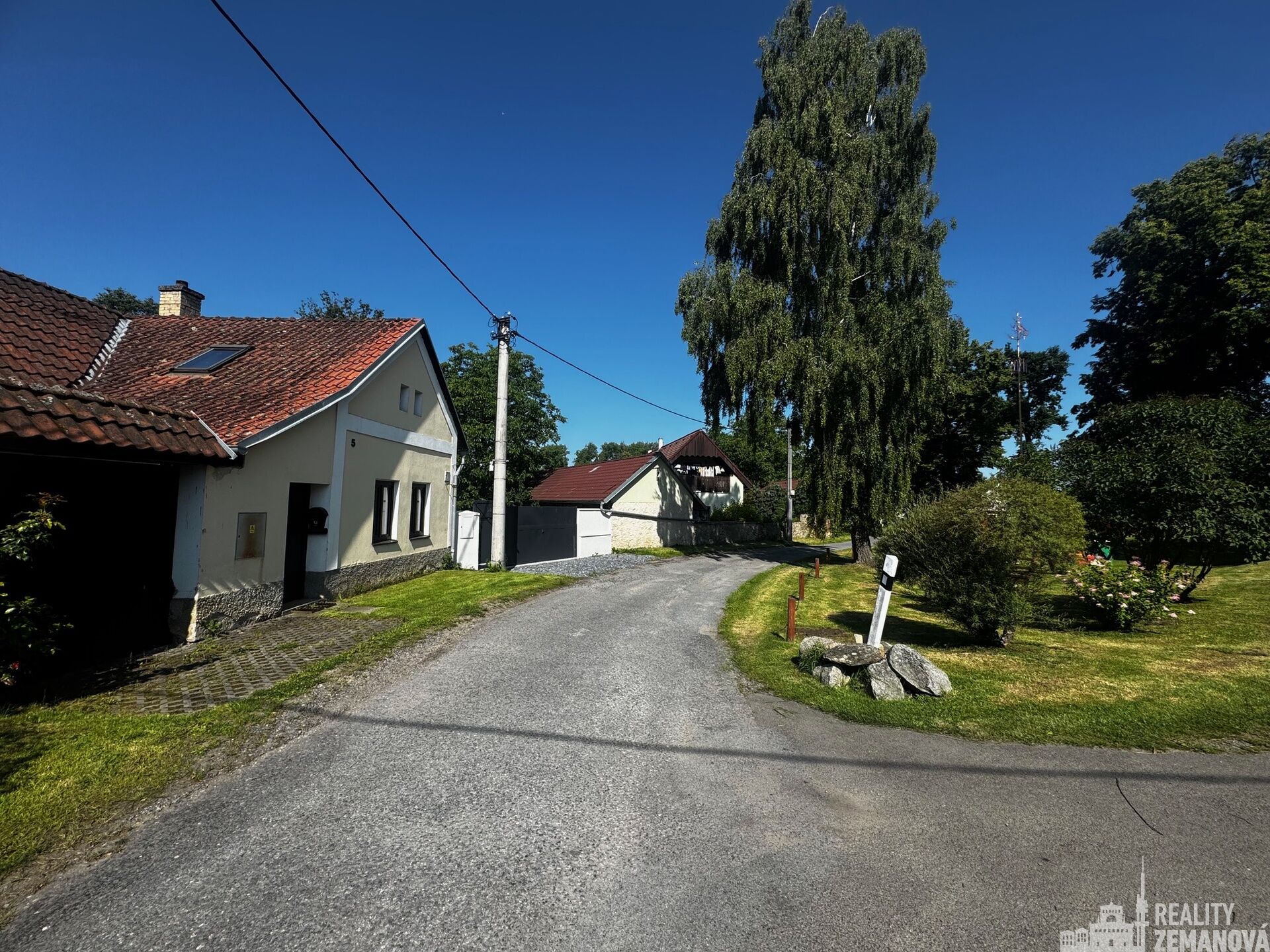 Prodej rodinného domu/chalupy na malebné návsi, Zádolí u Neveklova