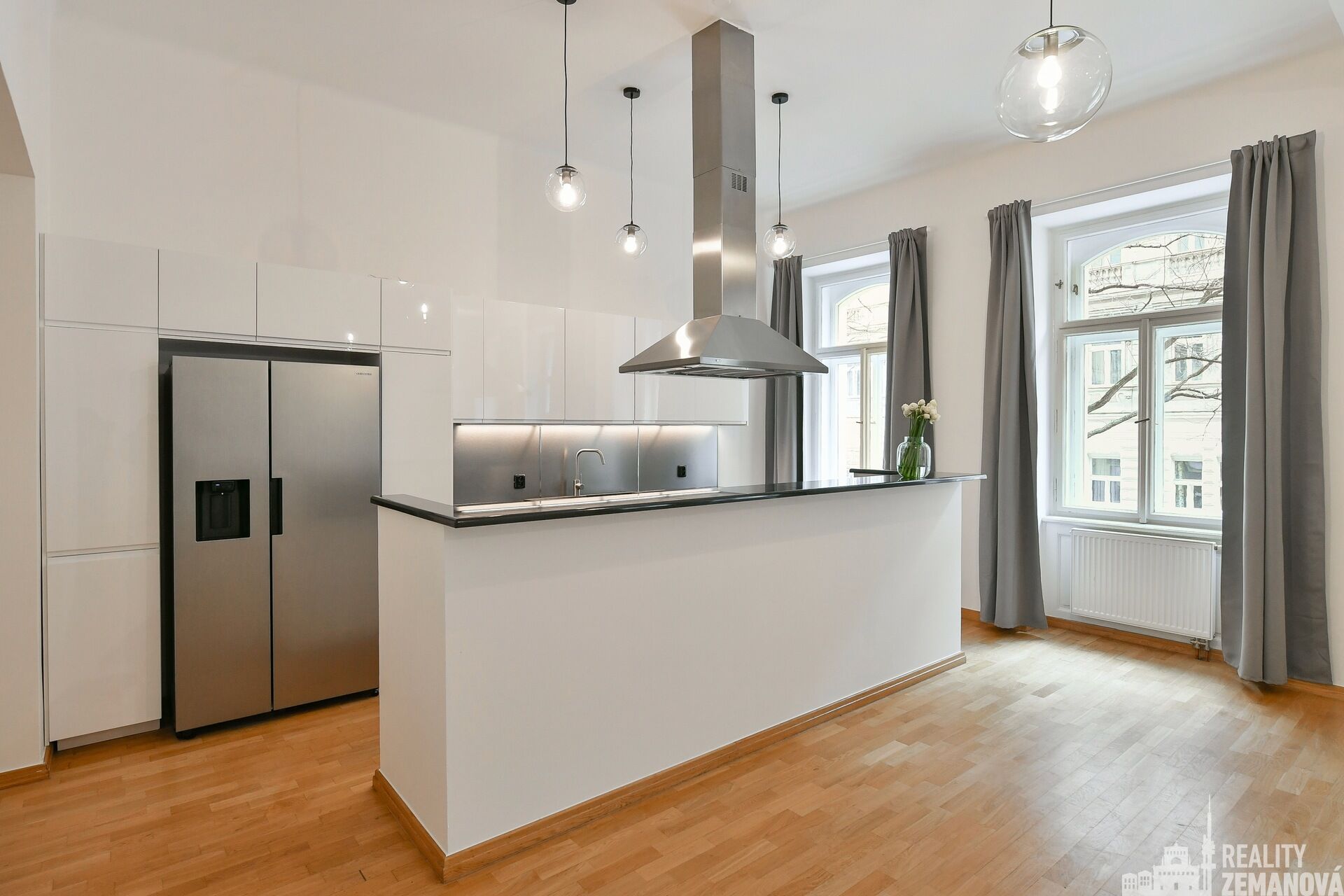 Pronájem bytu 3+kk, balkon, 118 m2, mezonet, možnost garáže v domě, Mánesova ulice, Praha 2