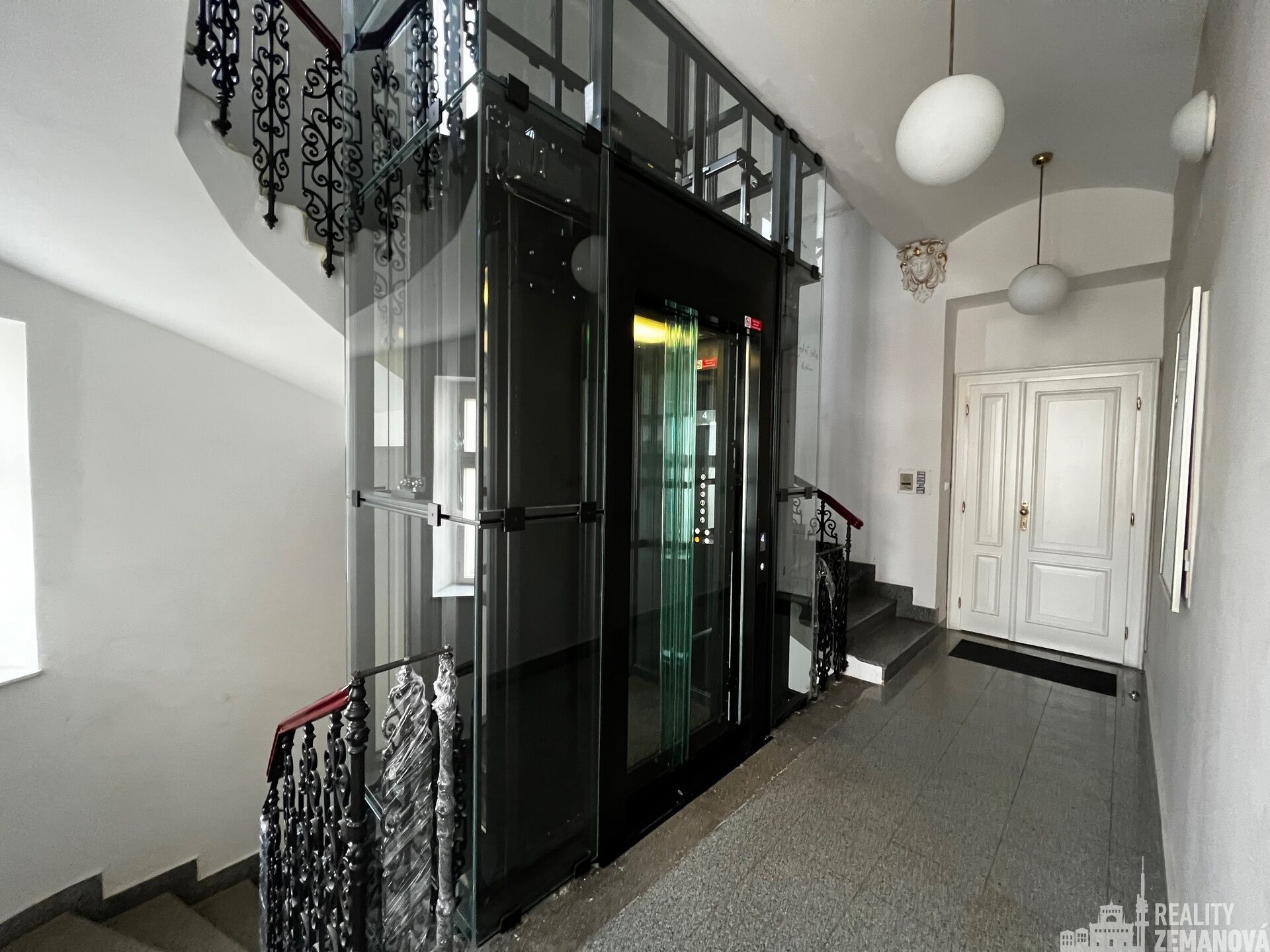 Kvalitní kancelář 25,9 m2, v admin. objektu s nepřetržitou recepcí, u metra, Rumunská ul., Praha 2