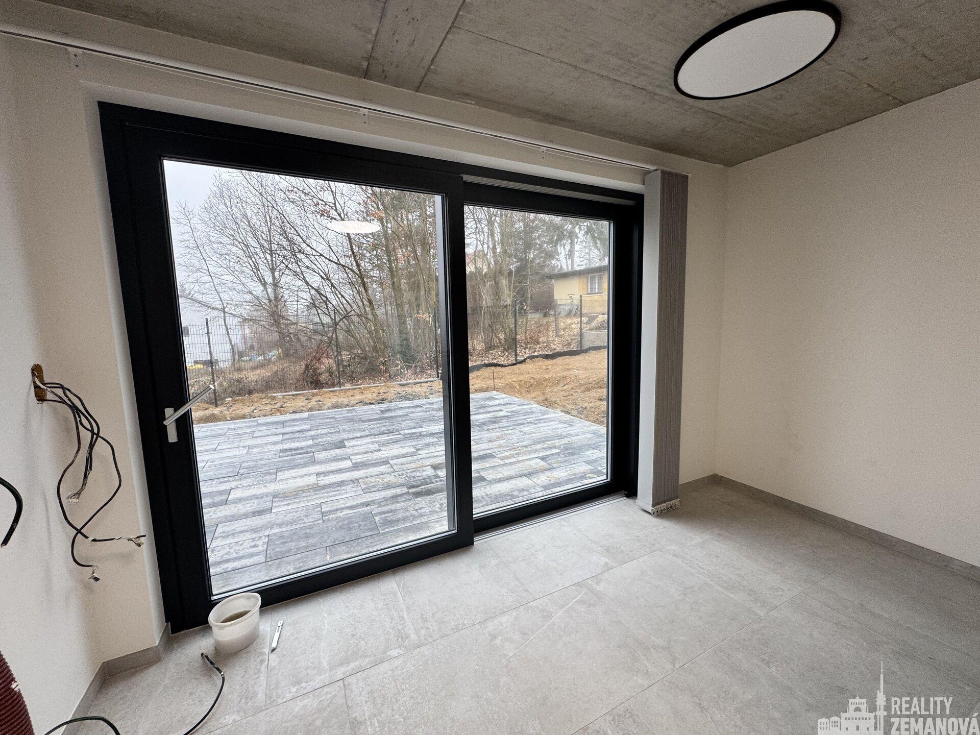 Pronájem bytu 2+kk s terasou a zahradou, rozhraní Houbová a Hlavní ul., Horní Jirčany