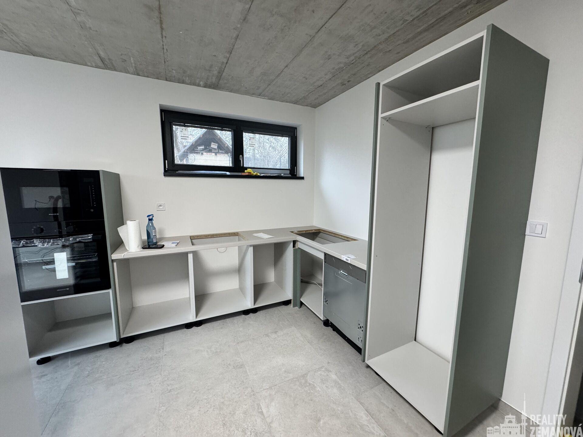 Pronájem bytu 2+kk s terasou a zahradou, rozhraní Houbová a Hlavní ul., Horní Jirčany