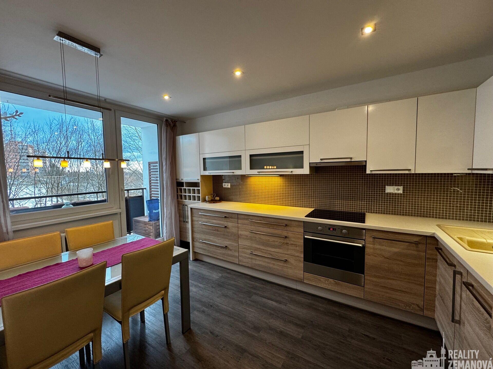 Pronájem útulného zařízeného bytu 3+1 s lodžií, s parkovacím stáním, Libáňská, Horní Počernice