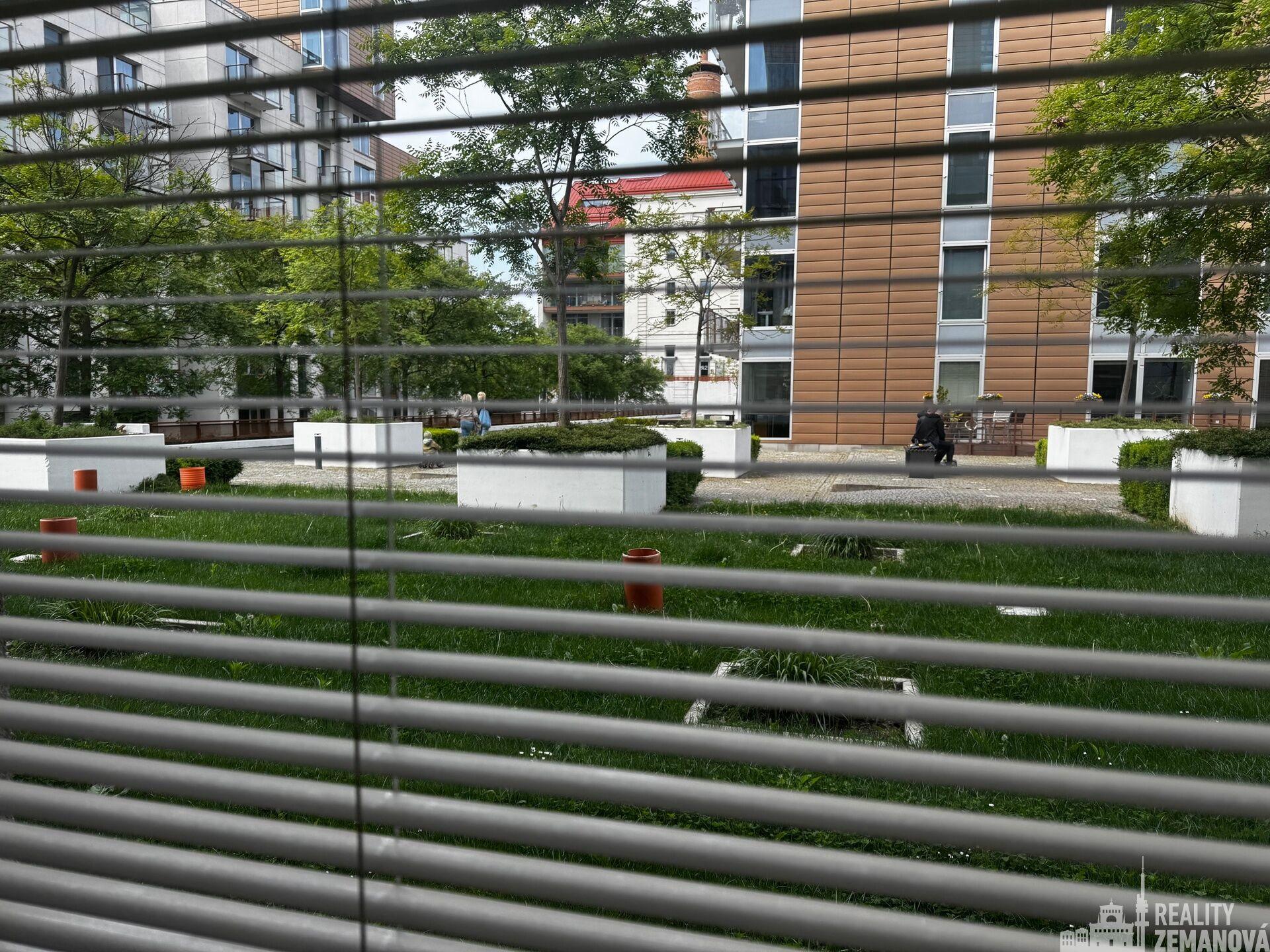 Pronájem ateliéu 2+kk, sklep, Korunní dvůr, Praha 10