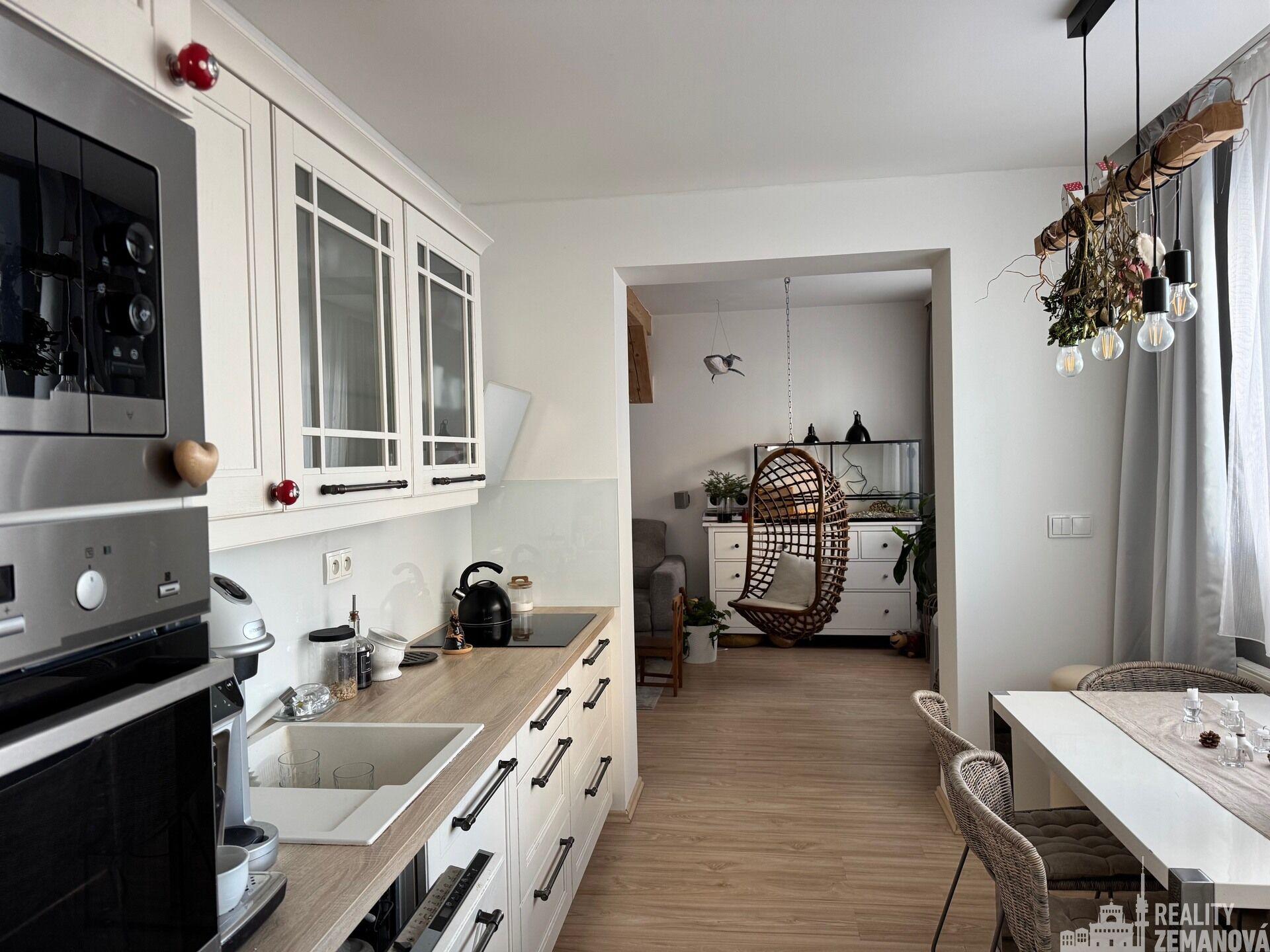 Zrekonstruovaný byt 3+1, lodžie, šatna, sklepní kóje, 75 m² – Slaný, ul. Cyrila Boudy