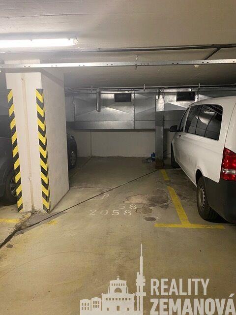 Pronájem garážového stání přímo u metra Hůrka, P-5