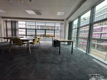 Pronájem - kanceláře, 740 m²