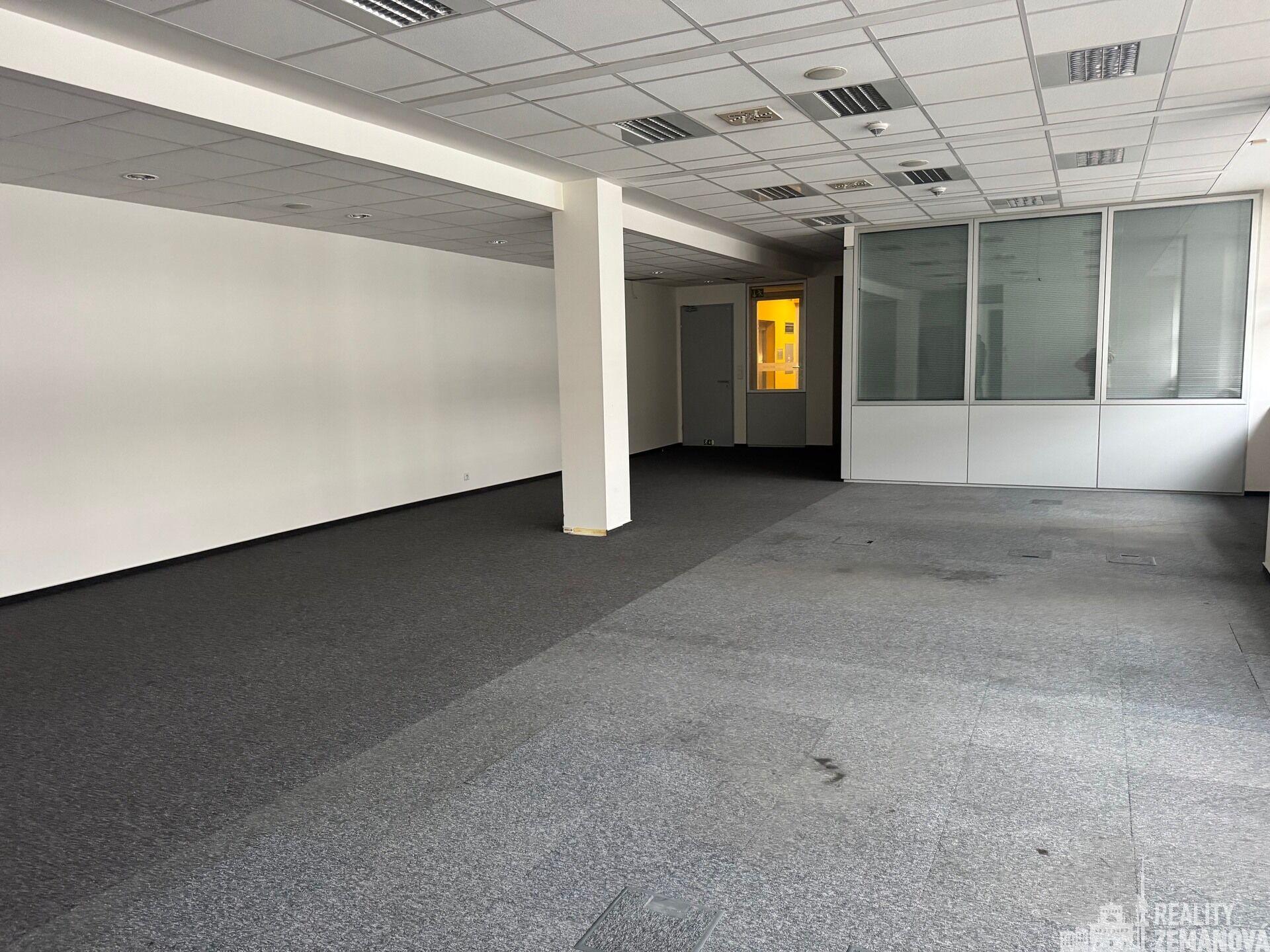 Moderní kancelářský celek 168,21 m2 a 40 m2 sdílených prostorů (kuchyňka, WC), M Anděl, P-5