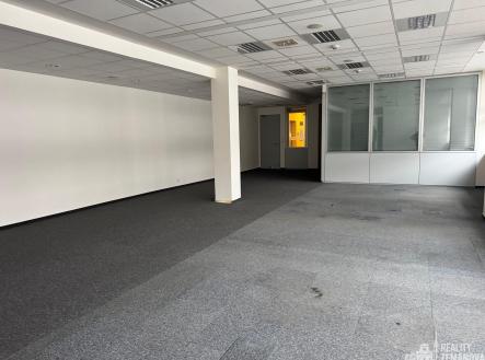 Pronájem - kanceláře, 740 m²