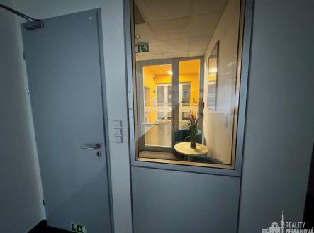 Pronájem - kanceláře, 740 m²