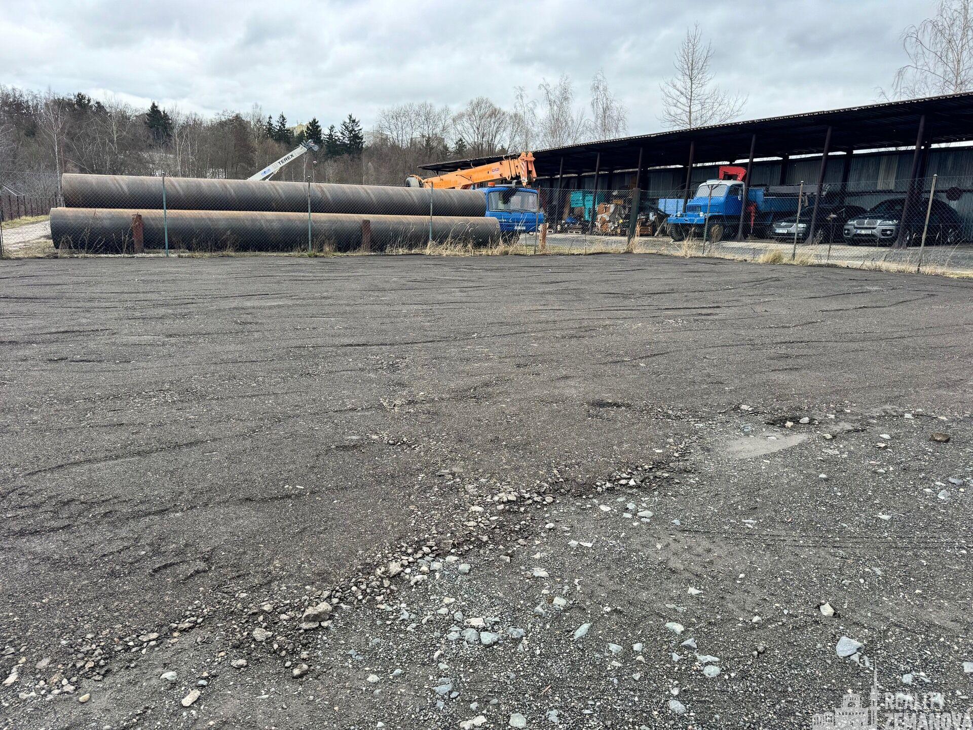 Kanceláře s venkovní plochou 550 m², ideální pro stavební firmu, uzavřený areál, vlastní vjezd, P-4