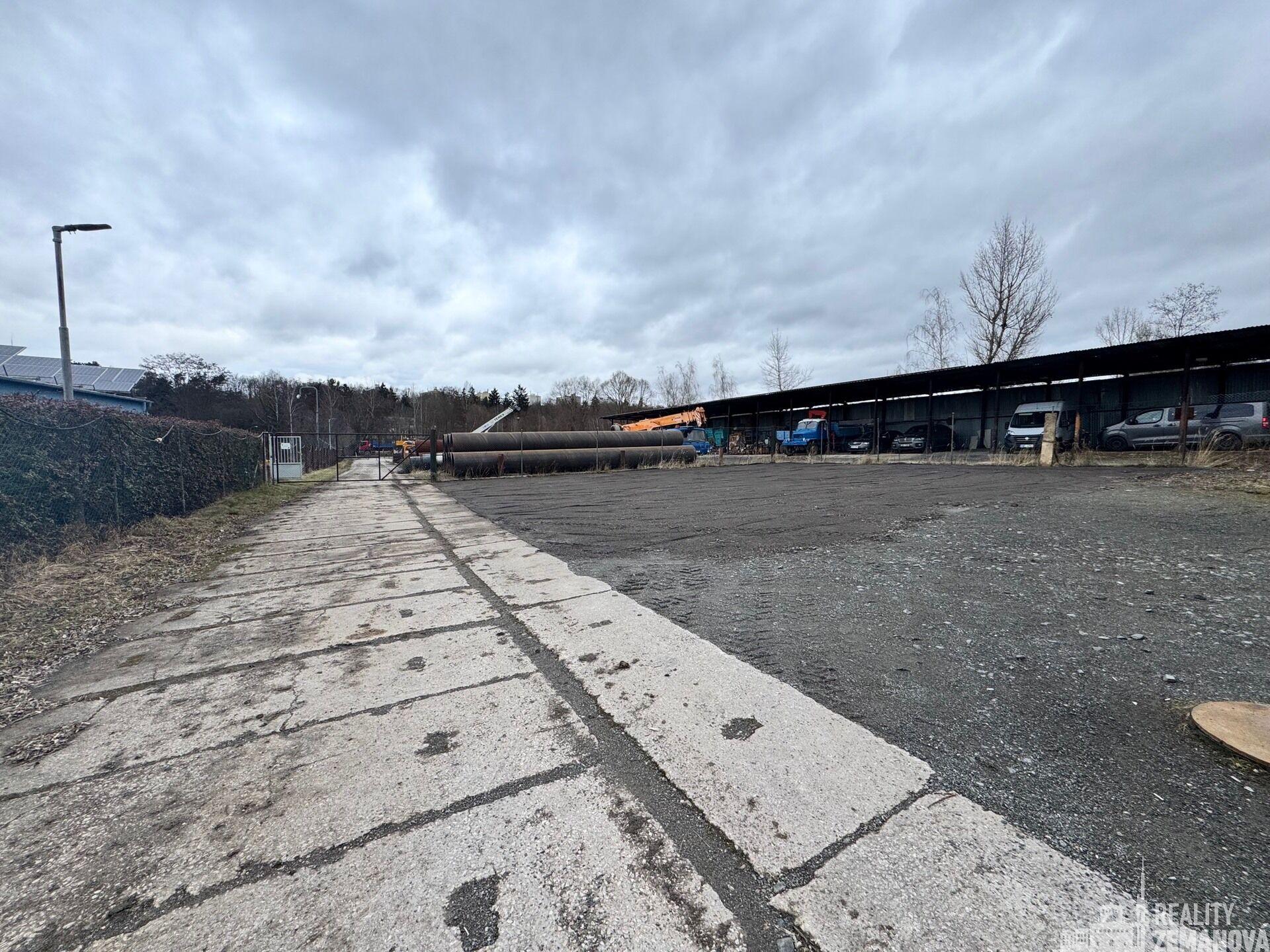 Kanceláře s venkovní plochou 550 m², ideální pro stavební firmu, uzavřený areál, vlastní vjezd, P-4