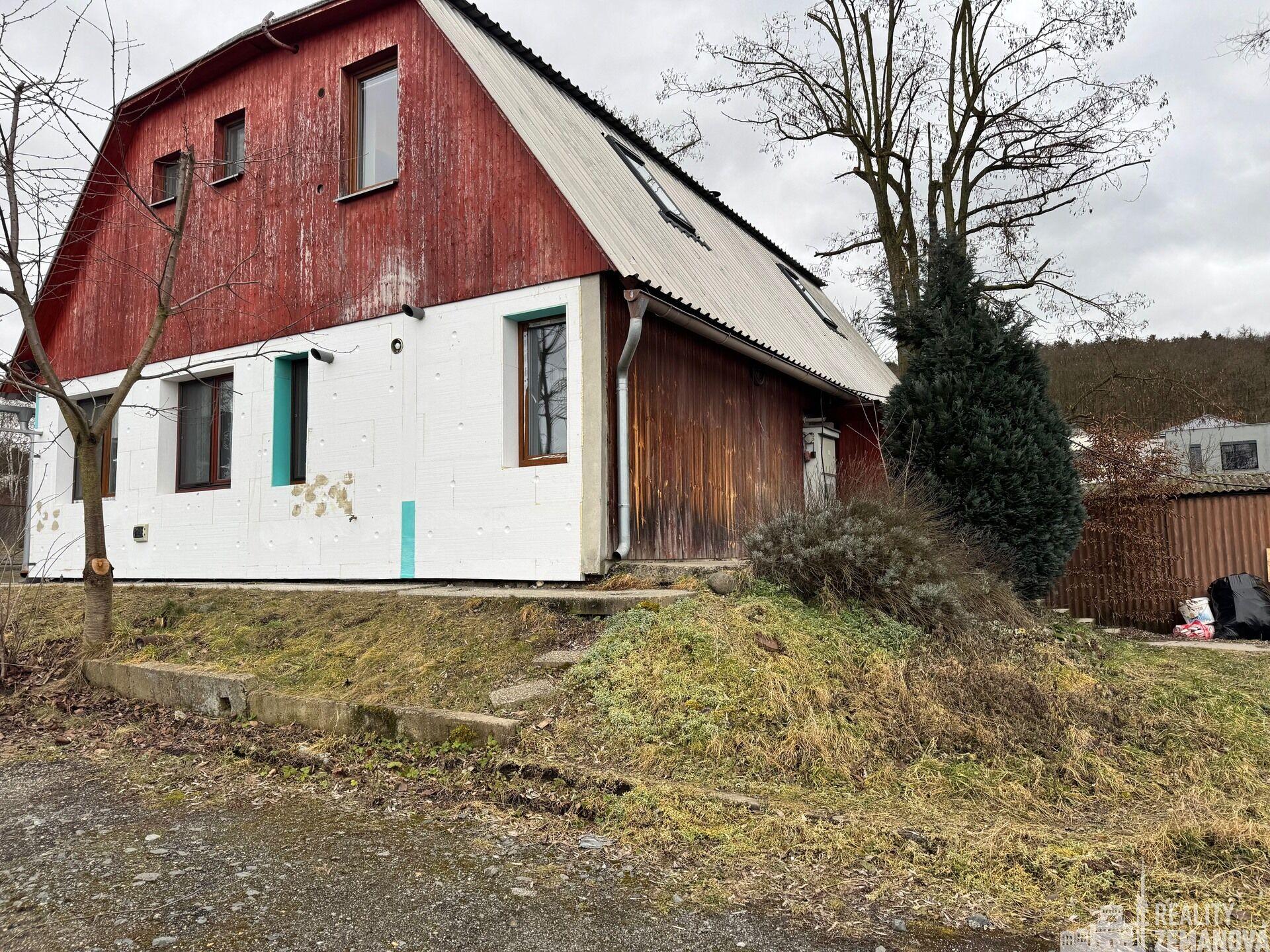 Kanceláře s venkovní plochou 550 m², ideální pro stavební firmu, uzavřený areál, vlastní vjezd, P-4