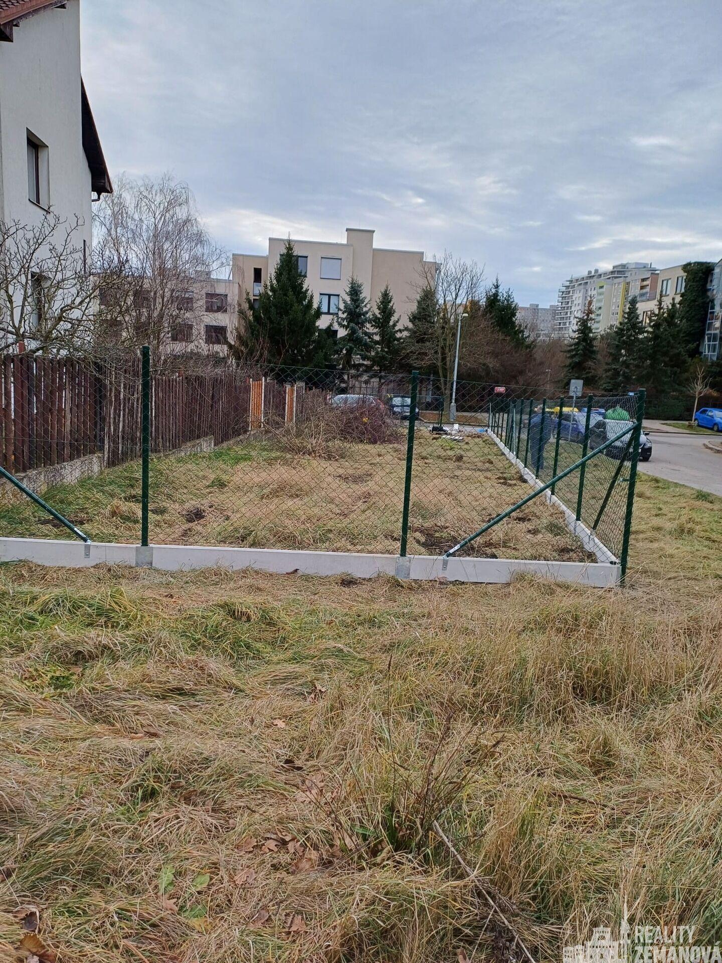 Pozemek s vjezdovými vraty, na prodejní stánek + 2 park. místa,  221 m2, P-5 Stodůlky