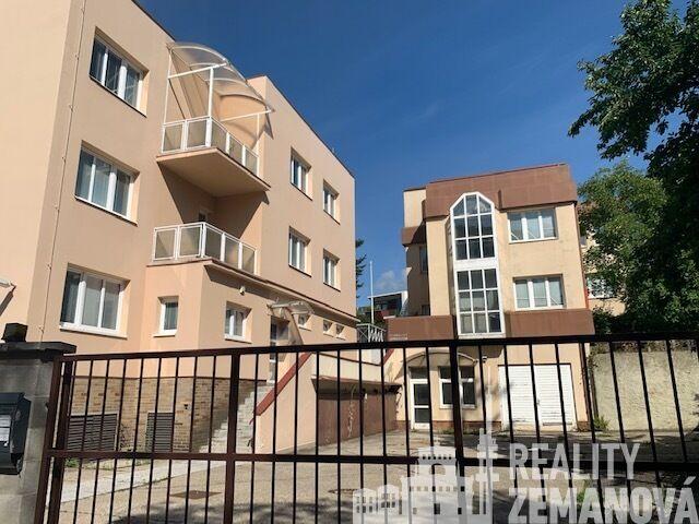 Pronájem kanceláří od 100 m2 po celá patra 347m2 nebo 457 m2, parkování, U zásobní zahrady, Praha 3