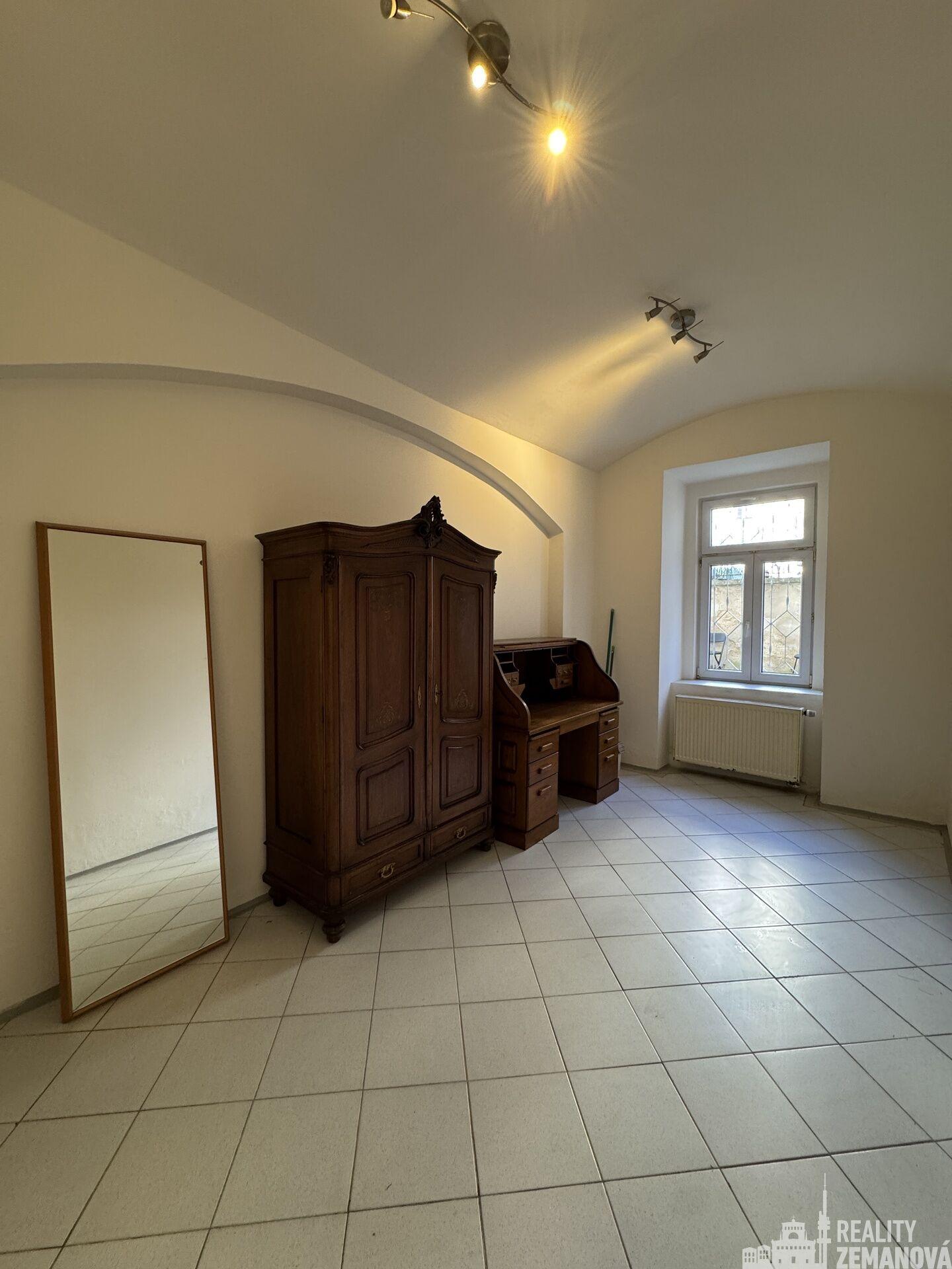 Byt 2kk v polosuterénu o velikosti cca 50m2 na Jiřího z Poděbrad.