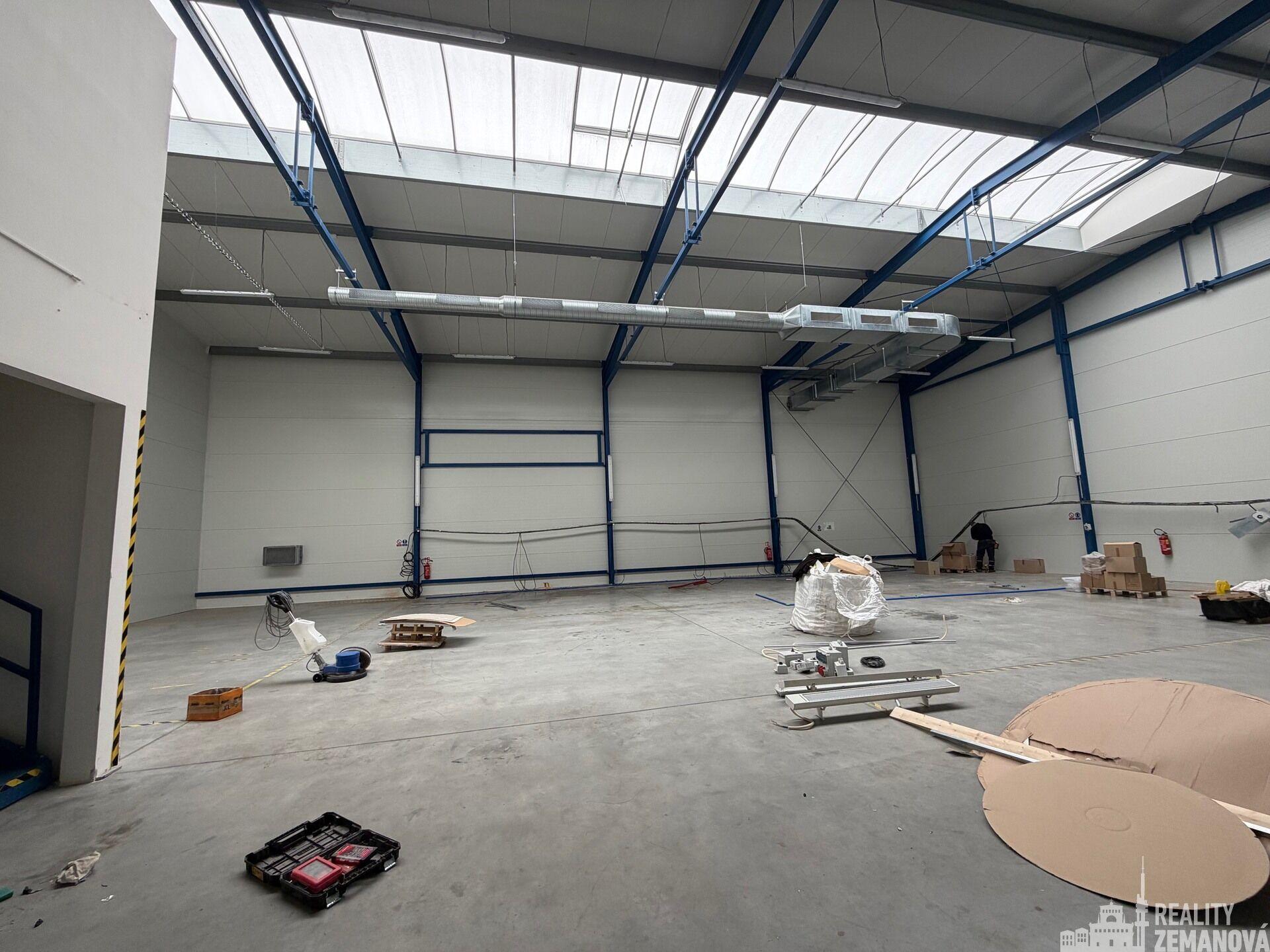 Moderní skladová/výrobní hala  468 m2 + 72 m2 kanceláří, TOP lokace u sjezdu D6, Velká Dobrá