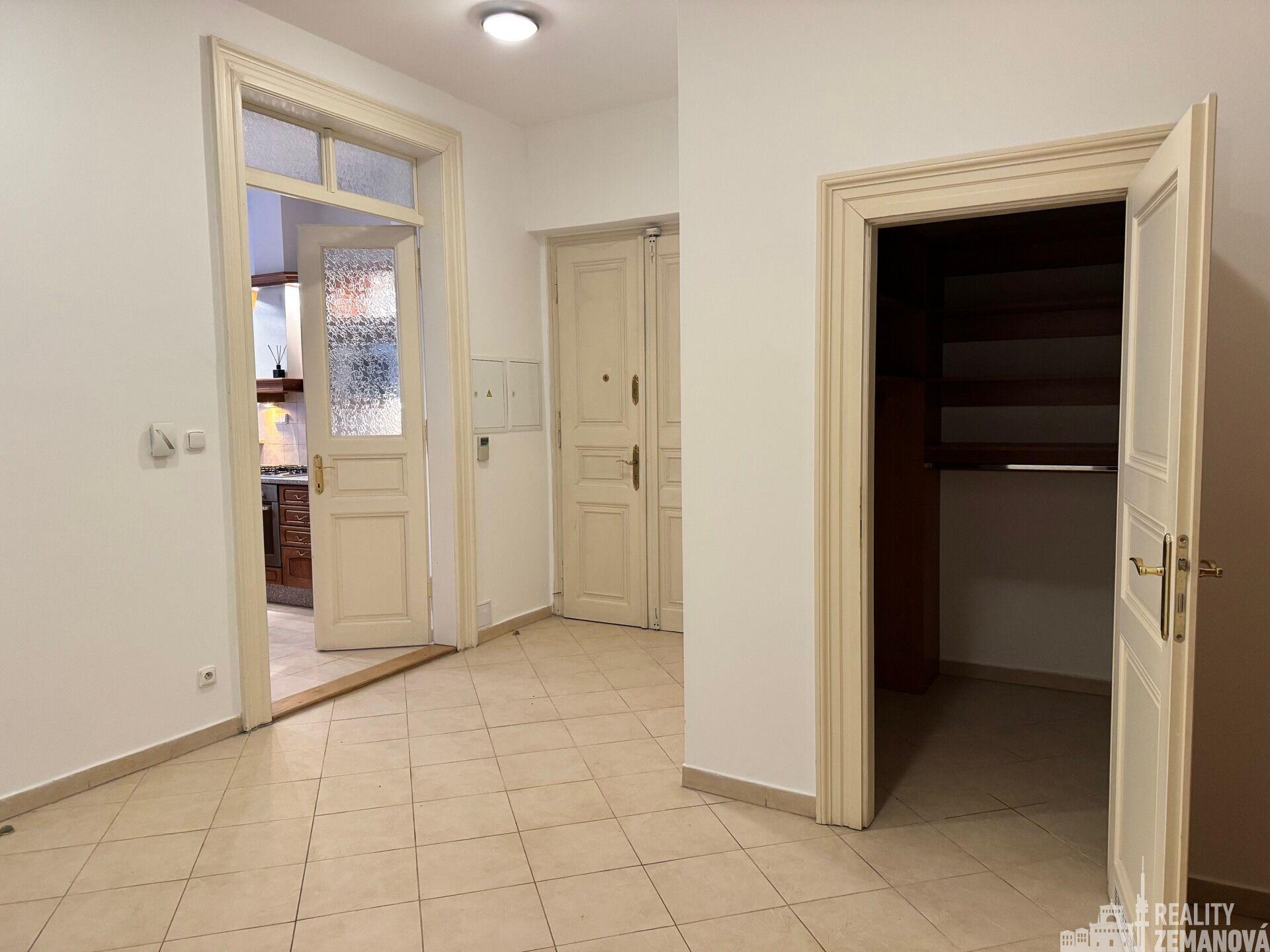 Pronájem luxusního bytu 2+kk, 91 m² – Mánesova, Praha 2 – Vinohrady, možnost parkování přímo v domě.