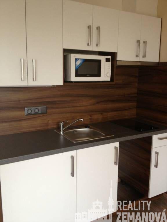 Pronájem bytu u metra Budějovická, 1+kk o výměře 38 m2 + terasa 30 m2.