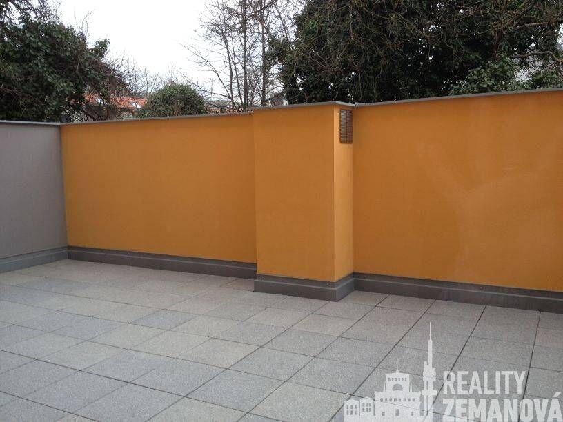 Pronájem bytu u metra Budějovická, 1+kk o výměře 38 m2 + terasa 30 m2.