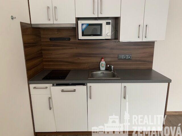Luxusní byt 1+kk, lze jako 2+kk, 37,67 m2, mezi metrem Pankrác a Budějovická, Praha 4