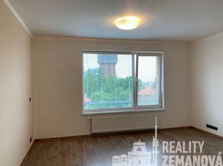 vlevo od výtahu | Pronájem bytu, 1+kk, 30 m²