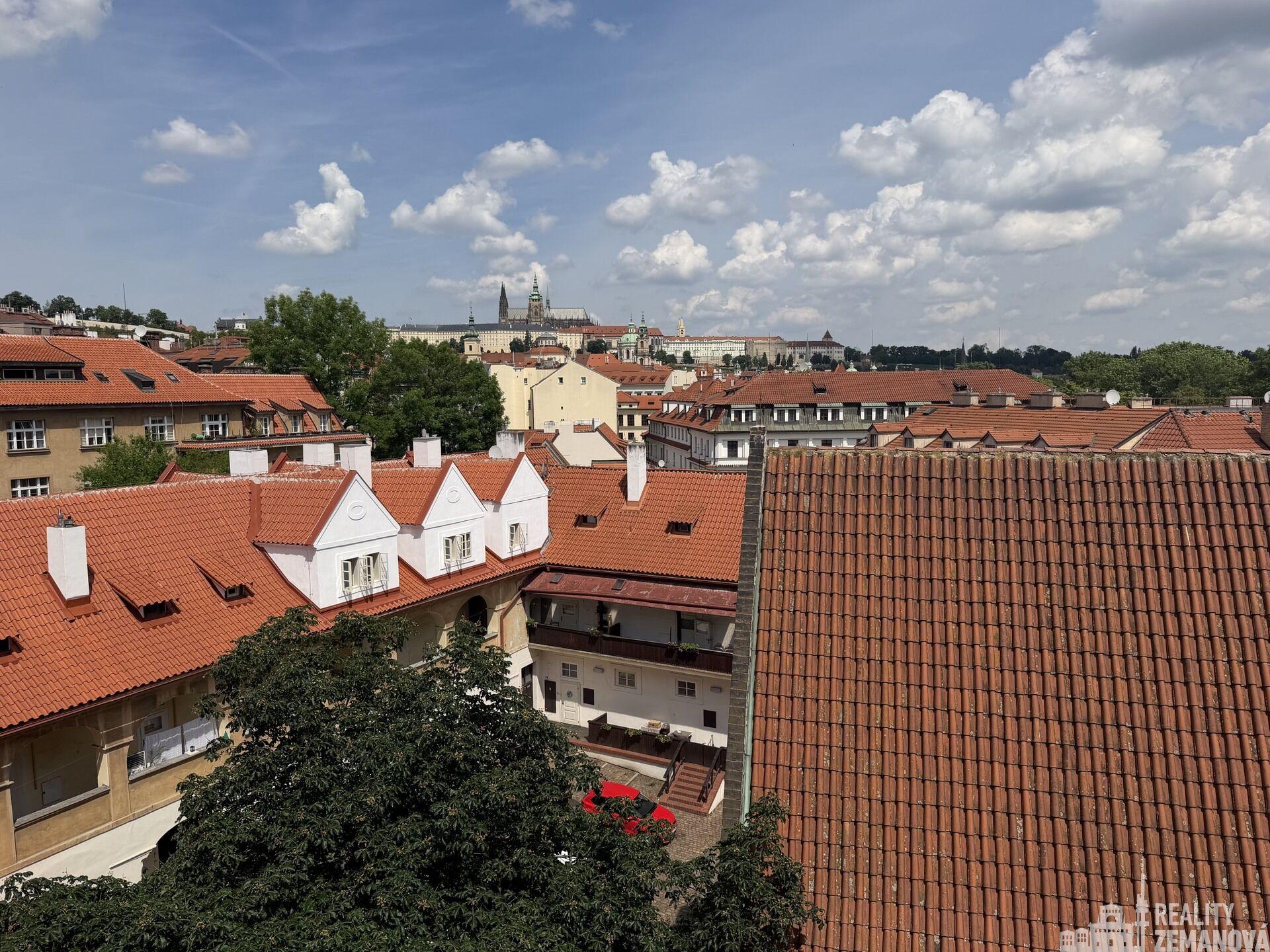Pronájem krásného zrekonstruovaného bytu s dechberoucím výhledem, 2+1, Malá Strana, P-1