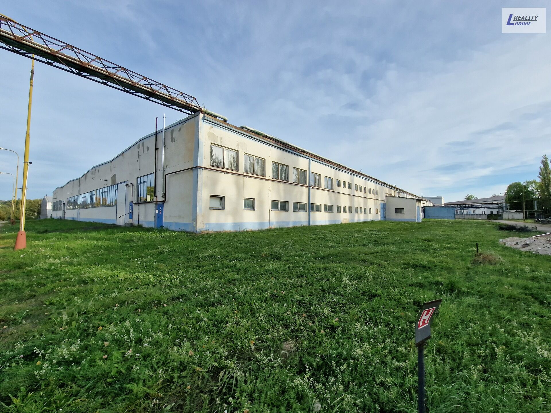 Komerční prostor, výrobní hala 900 m2, v průmyslovém areálu, ulice Obecnická